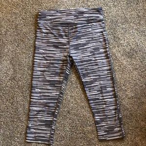 EUC Under Armour cropped running leggings